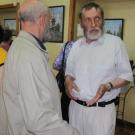 М.А. Колесников на открытии своей выставки беседует с В.В. Поповым.