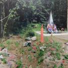 Медвежьегорск, Петрозаводское шоссе, 8-й км. Братские могилы советских воинов в 35-ти метрах от дорожного полотна. Здесь захоронены останки героев, поднятые в ходе поисковых работ.<br />Первая могила была оформлена здесь в 1987 г. В ней покоятся 15 неизвестных советских солдат, погибших осенью 1941 г. в оборонительных боях под Медвежьегорском. Предположительно это бойцы 52-го или 131-го полков 71-й СД 7-1 армии Карельского фронта. Останки солдат были обнаружены в лесу близ Медвежьегорска.<br />24 сентября 2011 г. слева от этой могилы были захоронены останки ещё 15-ти красноармейцев, павших в 1941 г. под Медвежьегорском и обнаруженных в ходе поисковых работ кондопожским отрядом «Единство».<br />Здесь же находится захоронение троих лётчиков самолёта ИЛ-2, разбившегося 30 ноября 1944 г. возле п. Пиндуши: пилота, командира звена, лейтенанта А.Я. Малышевского; штурмана-корректировщика, капитан-лейтенанта Г.М. Барана; авиационного техника, старшего сержанта А.З. Абзалетдинова. Останки лётчиков были обнаружены в 2013 г. поисковыми отрядами КРОФ «Эстафета поколений».