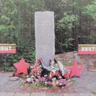 646-й км шоссе Санкт-Петербург – Мурманск. Комплекс захоронений советских воинов.<br />Комплекс состоит из 19-ти братских могил, в которых покоятся останки воинов 367-й СД, павших в боях с финнами в 1941-1942 гг. Дивизия была сформирована в г. Шадринске Челябинской области. С 1992 г. в лесном массиве на местах ожесточённых боёв в районе разъезда 9-й километр – озеро Кривозеро систематическую работу по поиску и захоронению останков павших героев вели поисковые отряды из г. Челябинска («Булат» и «Медальон») и г. Сегежа. Благодаря их усилиям подняты и захоронены в братских могилах останки более 1000 солдат и офицеров 367-й СД.<br />Возможность комментирования этой