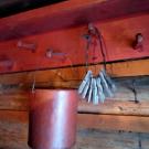 Деревянная вешалка для одежды сделана руками отца. Она висела на кухне, крепилась к стене не очень высоко, чтобы дети могли самостоятельно вешать и доставать одежду.