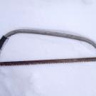 Такую пилу-ножовку отец сделал сам, изогнув дугой металлическую трубу и закрепив пилящее полотно.